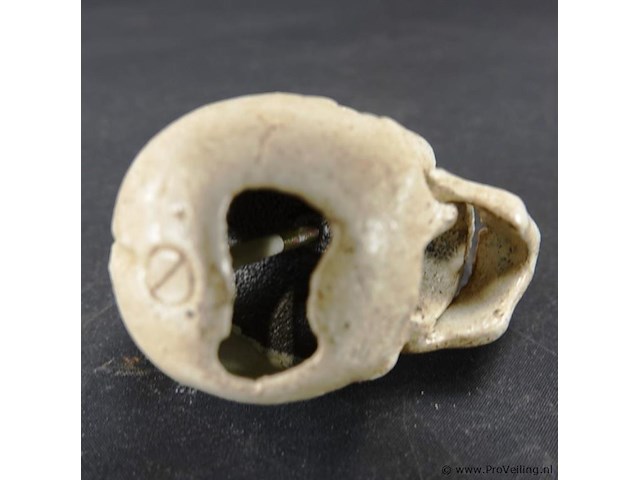 Ijzeren schedel als flesopener - afbeelding 5 van  5