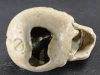 Ijzeren schedel als flesopener - afbeelding 5 van  5