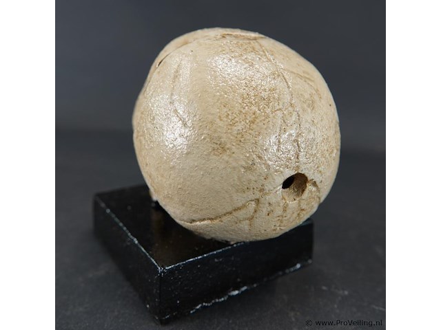 Ijzeren schedel op basement - afbeelding 3 van  5