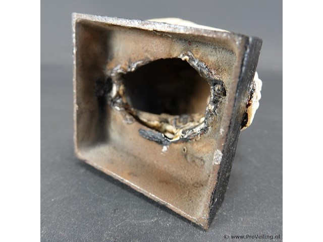 Ijzeren schedel op basement - afbeelding 5 van  5