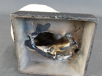 Ijzeren schedel op basement - afbeelding 5 van  5