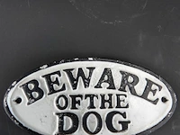 Ijzeren schild beware of the dog