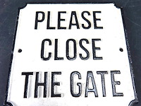 Ijzeren schild please close the gate