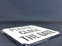 Ijzeren schild please close the gate - afbeelding 3 van  5