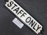 Ijzeren schild staff only - afbeelding 2 van  5