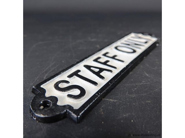 Ijzeren schild staff only - afbeelding 3 van  5