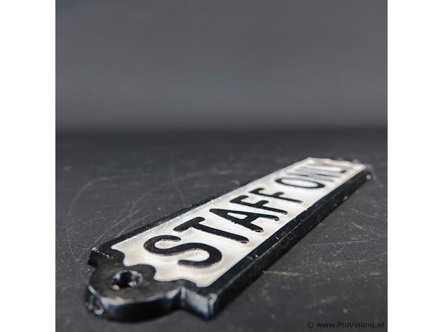 Ijzeren schild staff only - afbeelding 4 van  5