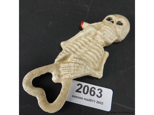 Ijzeren skelet als flesopener - afbeelding 1 van  5