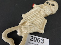 Ijzeren skelet als flesopener - afbeelding 1 van  5