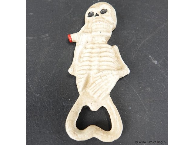 Ijzeren skelet als flesopener - afbeelding 2 van  5