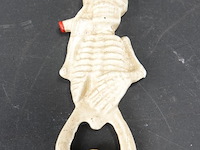 Ijzeren skelet als flesopener - afbeelding 2 van  5