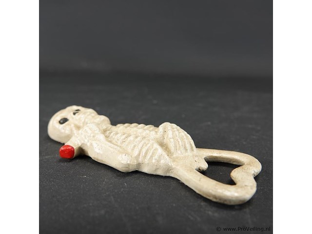 Ijzeren skelet als flesopener - afbeelding 3 van  5