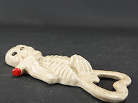 Ijzeren skelet als flesopener - afbeelding 3 van  5