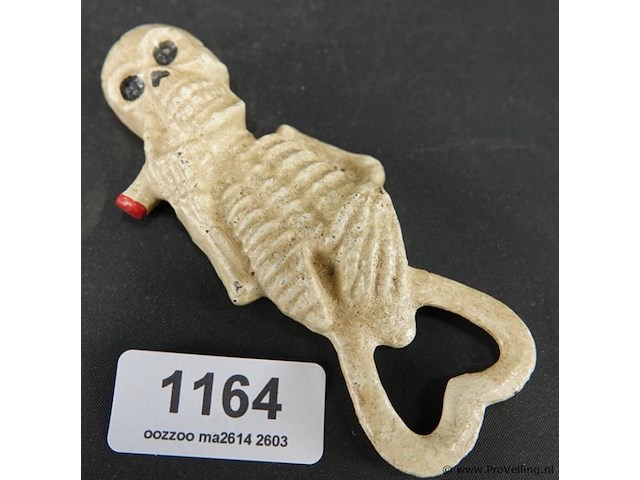 Ijzeren skelet als flesopener - afbeelding 1 van  5