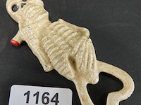 Ijzeren skelet als flesopener - afbeelding 1 van  5