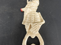 Ijzeren skelet als flesopener - afbeelding 2 van  5