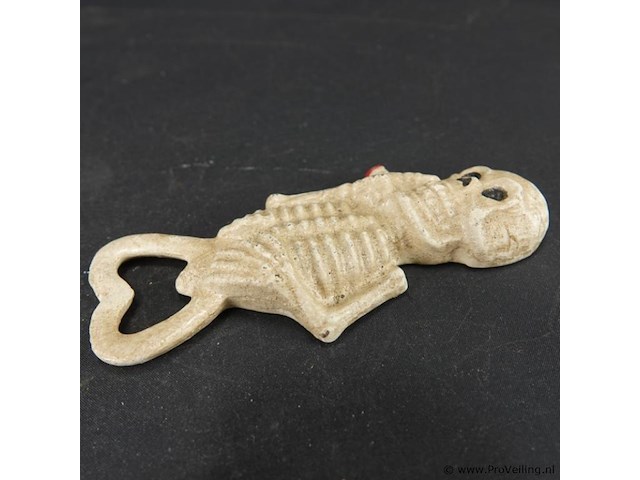 Ijzeren skelet als flesopener - afbeelding 3 van  5