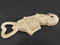 Ijzeren skelet als flesopener - afbeelding 3 van  5