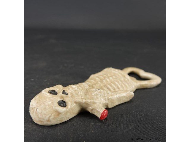 Ijzeren skelet als flesopener - afbeelding 4 van  5