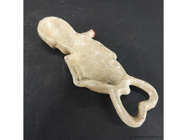 Ijzeren skelet als flesopener - afbeelding 5 van  5