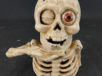 Ijzeren skelet als muntenhapper - afbeelding 1 van  5