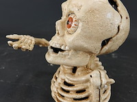 Ijzeren skelet als muntenhapper - afbeelding 2 van  5