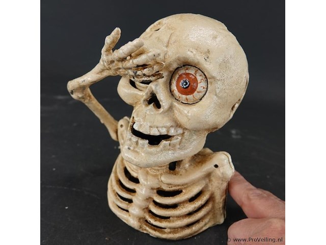 Ijzeren skelet als muntenhapper - afbeelding 3 van  5