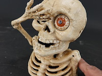 Ijzeren skelet als muntenhapper - afbeelding 3 van  5