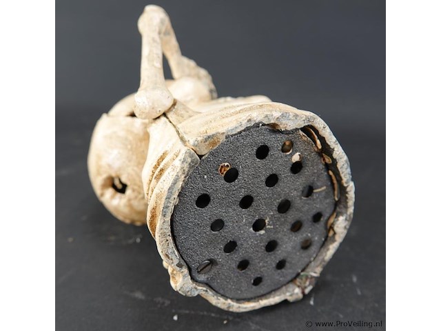 Ijzeren skelet als muntenhapper - afbeelding 5 van  5