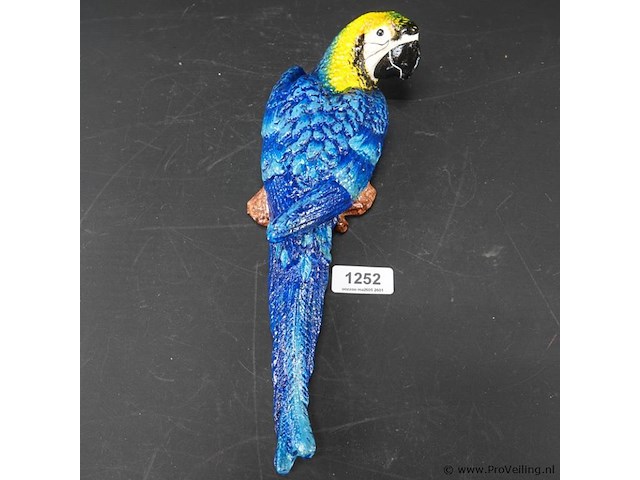 Ijzeren wanddecoratie in de vorm een blauw-gele ara - afbeelding 1 van  5