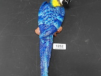 Ijzeren wanddecoratie in de vorm een blauw-gele ara - afbeelding 1 van  5