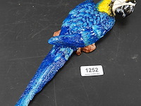 Ijzeren wanddecoratie in de vorm een blauw-gele ara - afbeelding 2 van  5