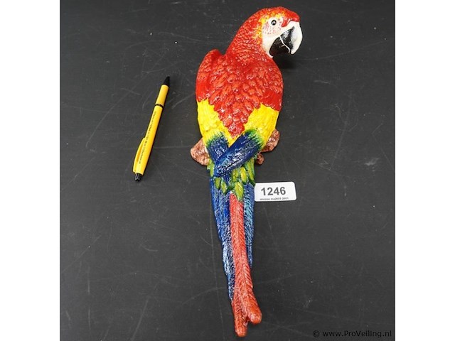 Ijzeren wanddecoratie in de vorm van een rood-gele ara. - afbeelding 1 van  5