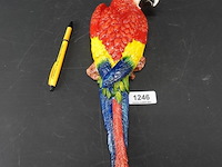 Ijzeren wanddecoratie in de vorm van een rood-gele ara. - afbeelding 1 van  5