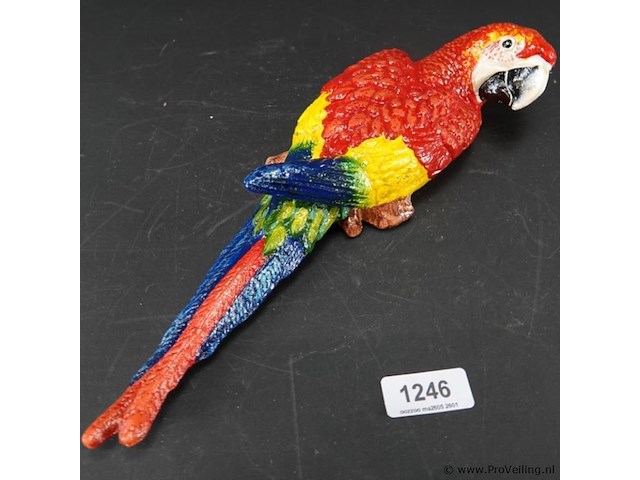 Ijzeren wanddecoratie in de vorm van een rood-gele ara. - afbeelding 2 van  5