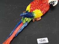 Ijzeren wanddecoratie in de vorm van een rood-gele ara. - afbeelding 2 van  5