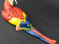 Ijzeren wanddecoratie in de vorm van een rood-gele ara. - afbeelding 3 van  5