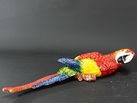 Ijzeren wanddecoratie in de vorm van een rood-gele ara. - afbeelding 4 van  5