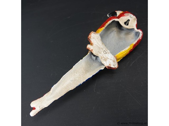 Ijzeren wanddecoratie in de vorm van een rood-gele ara. - afbeelding 5 van  5