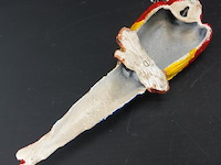 Ijzeren wanddecoratie in de vorm van een rood-gele ara. - afbeelding 5 van  5