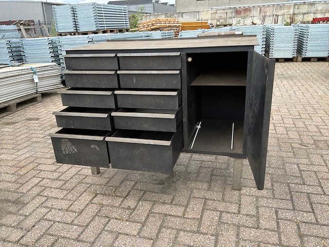 Ijzeren werkbank. - afbeelding 1 van  2