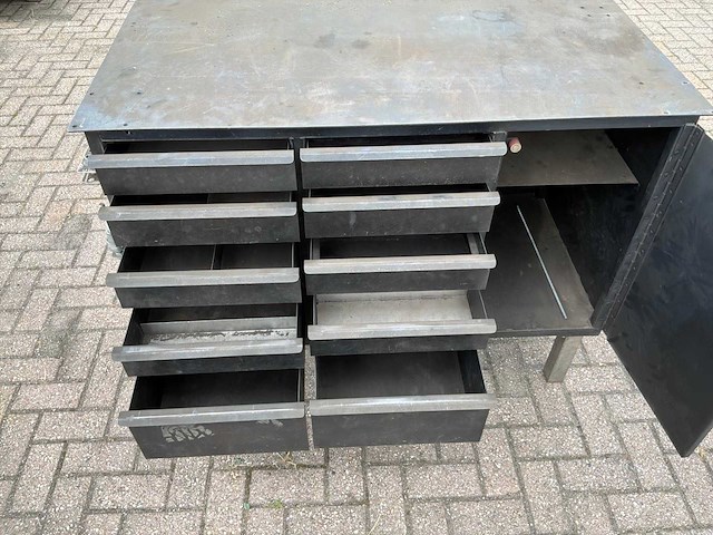 Ijzeren werkbank. - afbeelding 2 van  2