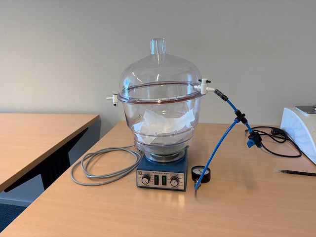 Ikamag ret vacuüm desiccator met verwarmde magneetroerder en vacuümmeter - afbeelding 1 van  5