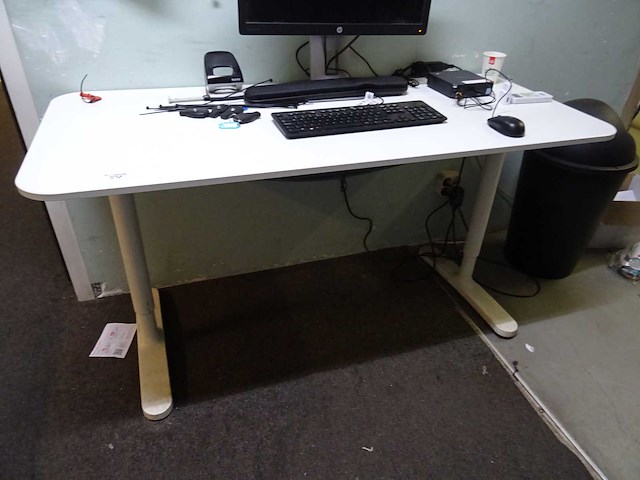 Ikea - bekant - bureau (3x) - afbeelding 1 van  2
