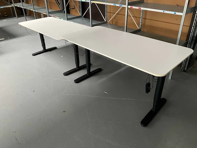 Ikea - bureau (elektrisch in hoogte verstelbaar) (2x) - afbeelding 1 van  6