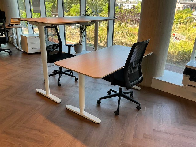 Ikea bekant elektrisch verstelbaar zit/sta bureau met bureaustoel (4x) - afbeelding 1 van  2