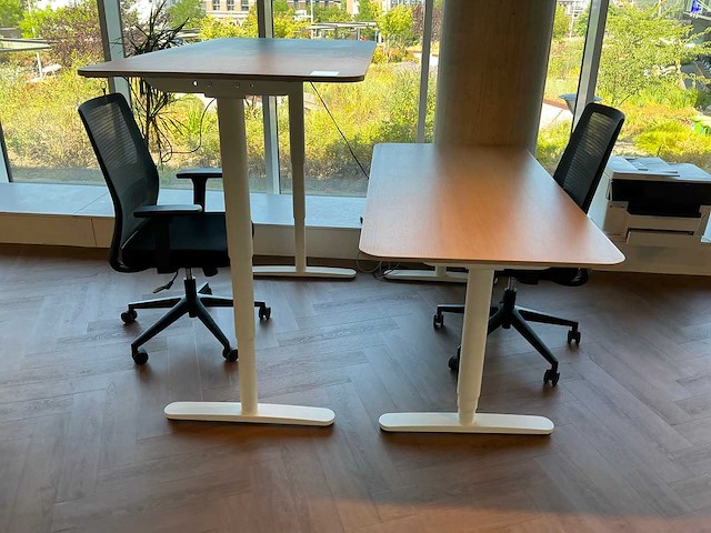 Ikea bekant elektrisch verstelbaar zit/sta bureau met bureaustoel (4x) - afbeelding 2 van  2