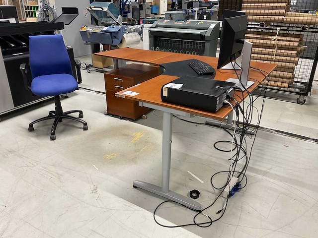 Ikea bureau met bureaustoel en ladeblok - afbeelding 3 van  5