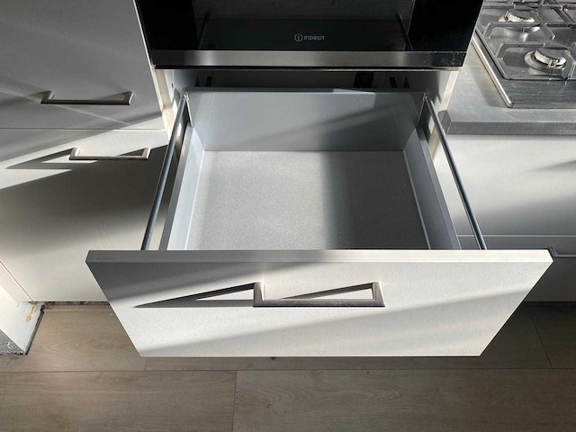 Ikook - keuken met indesit apparatuur - afbeelding 7 van  12