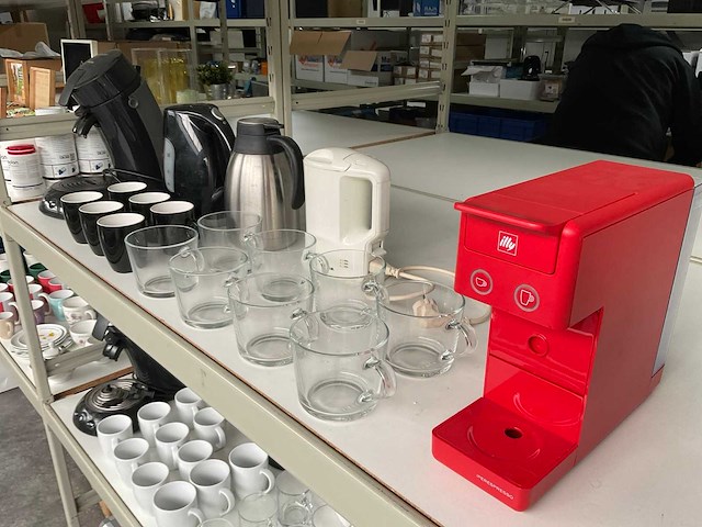 Illy senseo koffiemachine, waterkoker en glazen - afbeelding 2 van  5